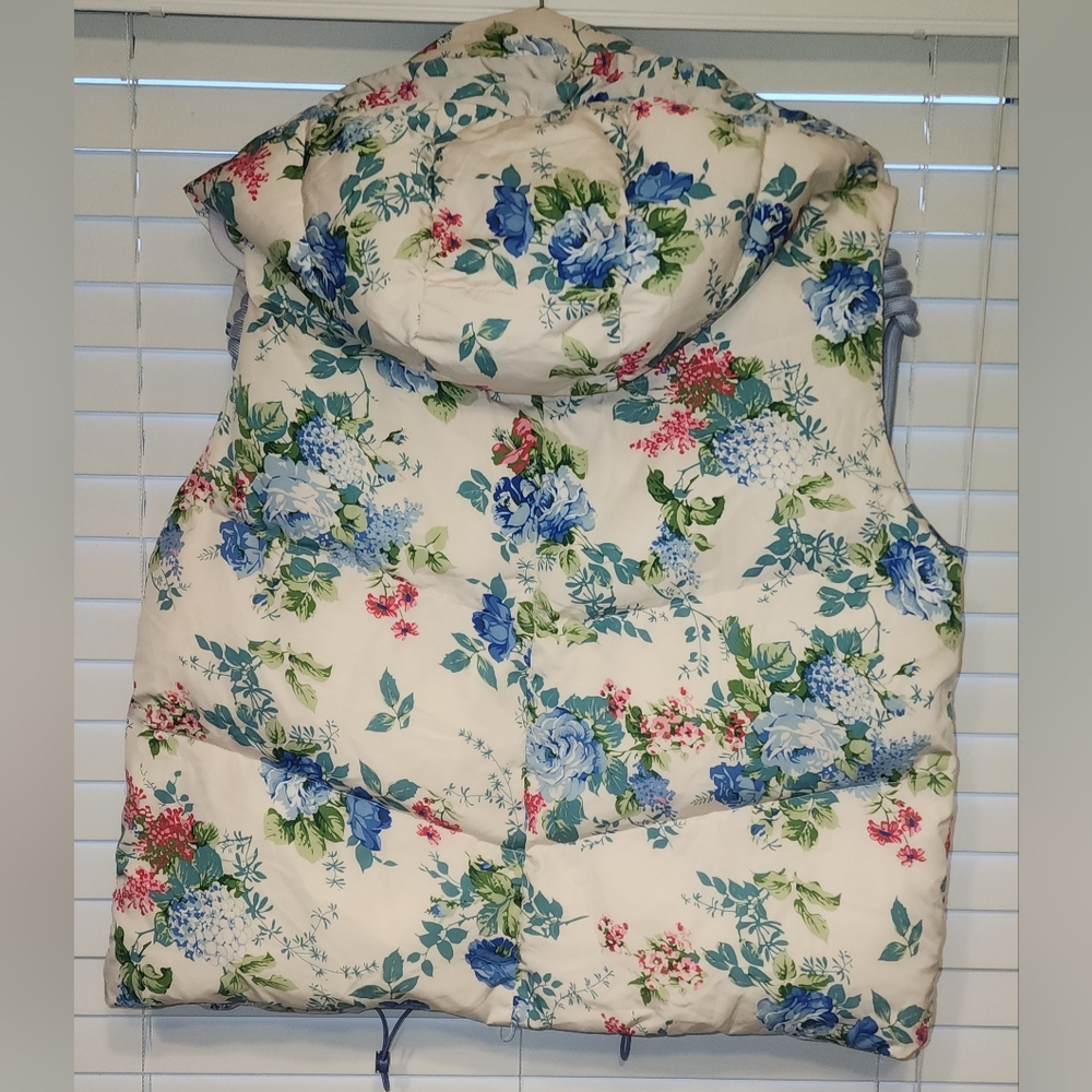 Blue Floral Quilted Vest With Hood. Size Large. - Picture 6 of 9